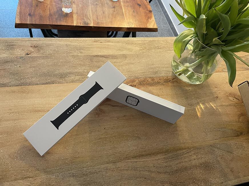 Часы Apple Watch 7 в упаковке.